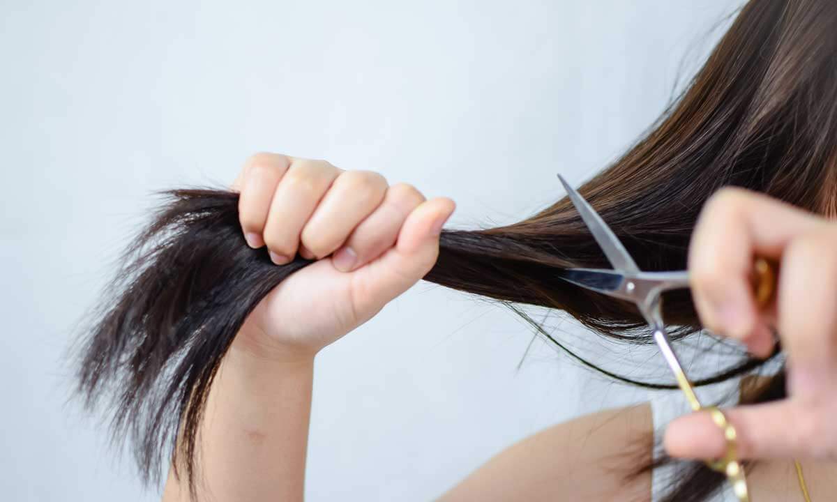 Woman cuts her own hair